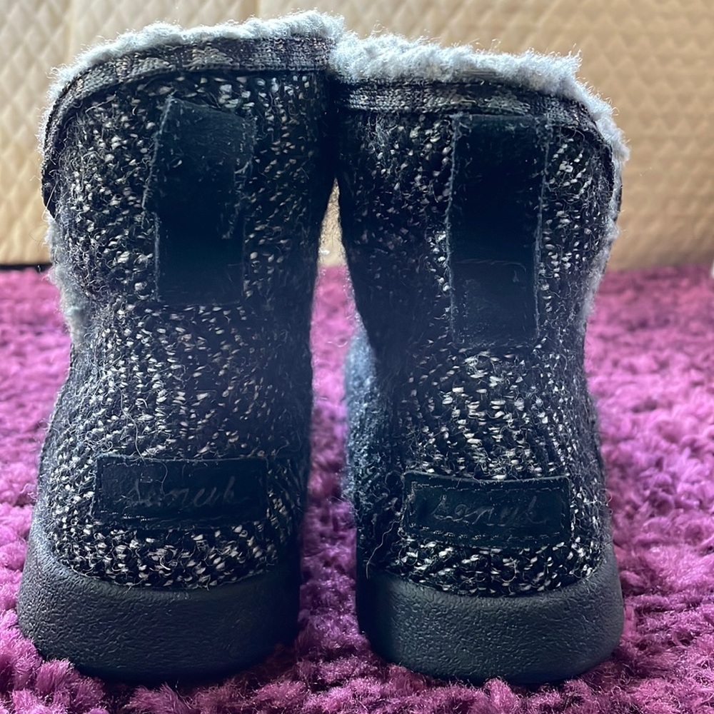 SANUK! Fuzzy, memory foam boots. Amazing.